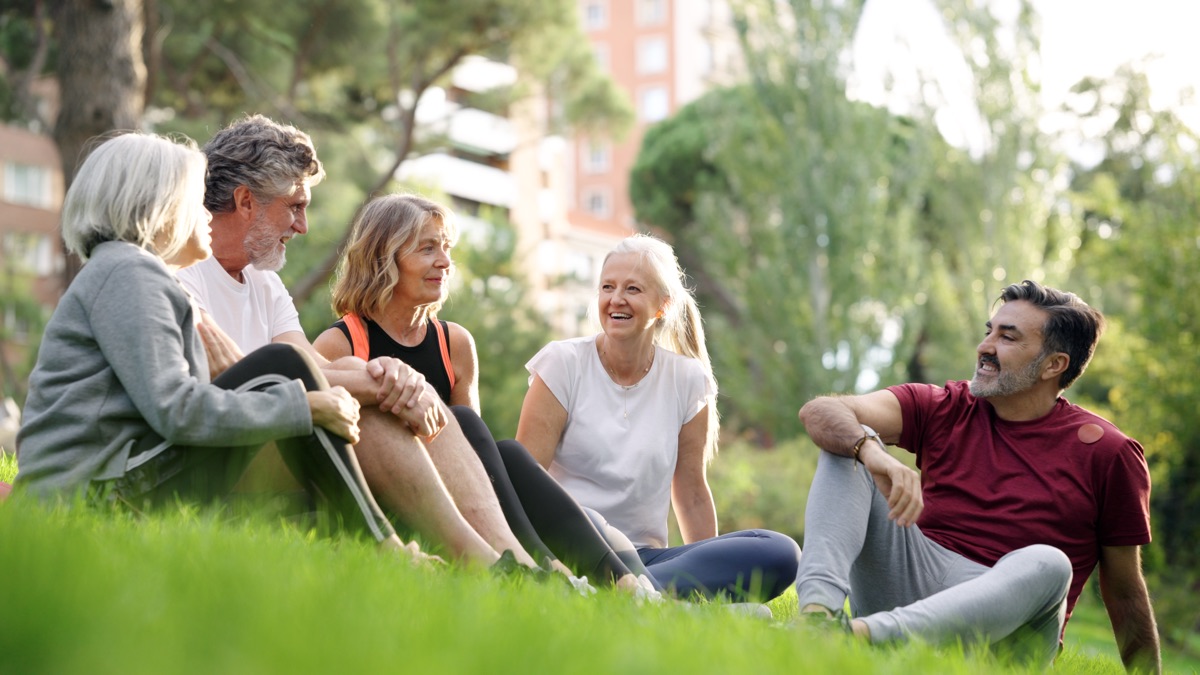 Freunde lachen im Park